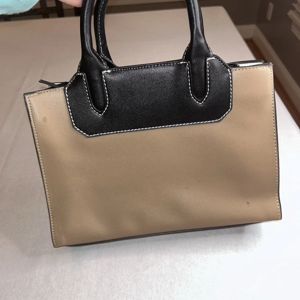 London Fog Handbag with crossbody strap good condition Black Tan‎